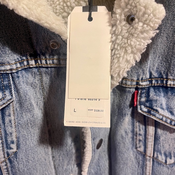 Men’s Large Levi’s Jean Jacket! NWT ⭐️💙 - Picture 2 of 2